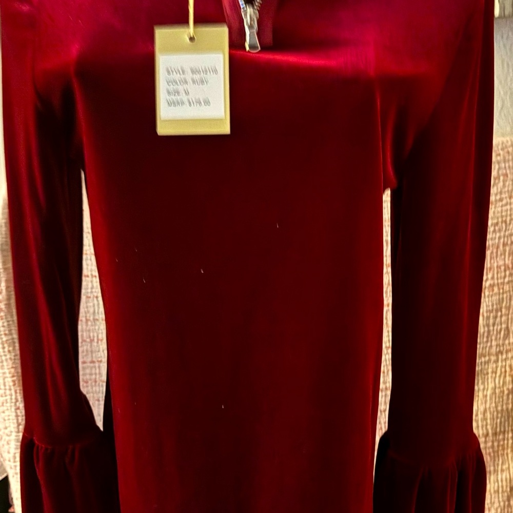Women’s velvet pullover with zipper.